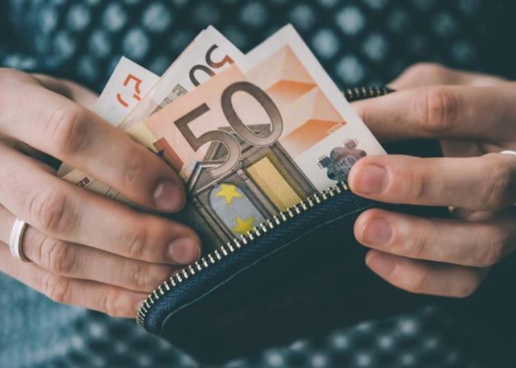 Εθνική σύνταξη: Αυτά είναι τα “μυστικά” που πρέπει να γνωρίζετε για να λάβετε την πλήρη – Ποιοι παίρνουν μειωμένη