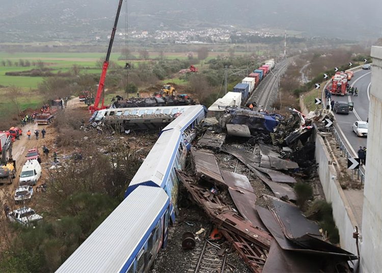 Τραγωδία στα Τέμπη: «Δεν μπορεί η φωτιά να ξεκίνησε από τις μηχανές των τρένων»