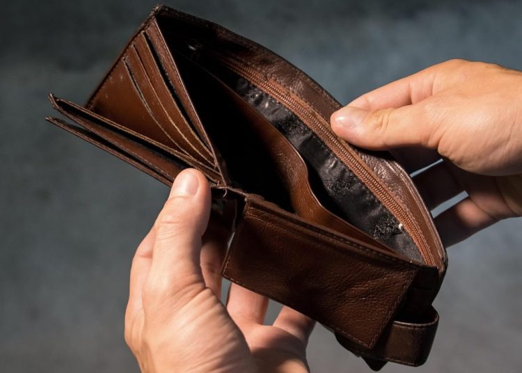 Η ακρίβεια σαρώνει αλλά η κυβέρνηση λέει ότι πέφτουν οι τιμές