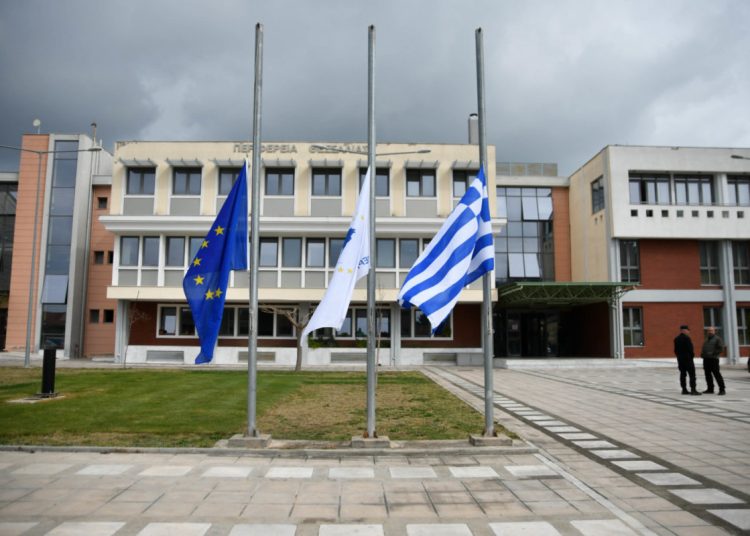 Σε αργία για χρηματισμό έξι υπάλληλοι περιφέρειας Θεσσαλίας