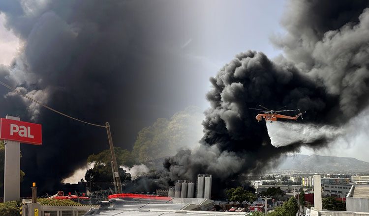 Φωτιά σε εργοστάσιο στην Κηφισιά: Σύζυγος της Μίνας Γκάγκα ο ιδιοκτήτης – Δεν υπήρχαν εργαζόμενοι μέσα τη στιγμή της έκρηξης