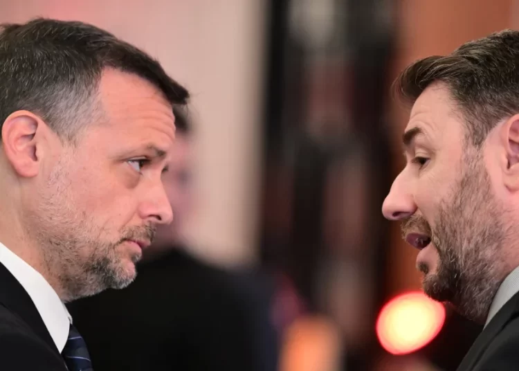 ΠΑΣΟΚ: Η σφαίρα έφυγε από το όπλο, η μάχη της ηγεσίας ξεκίνησε