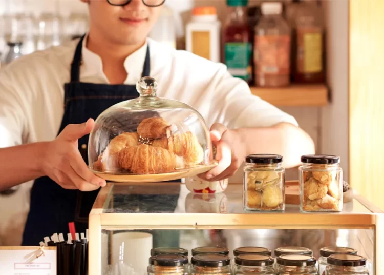 Με τη βούλα του νόμου η 6η μέρα εργασίας από την 1η Ιουλίου: Ποιες επιχειρήσεις αφορά, πώς αμείβονται οι εργαζόμενοι