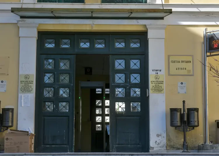 Δίωξη για κακούργημα σε βάρος του γνωστού ποινικολόγου για τον ξυλοδαρμό της συζύγου του άσκησε ο εισαγγελέας