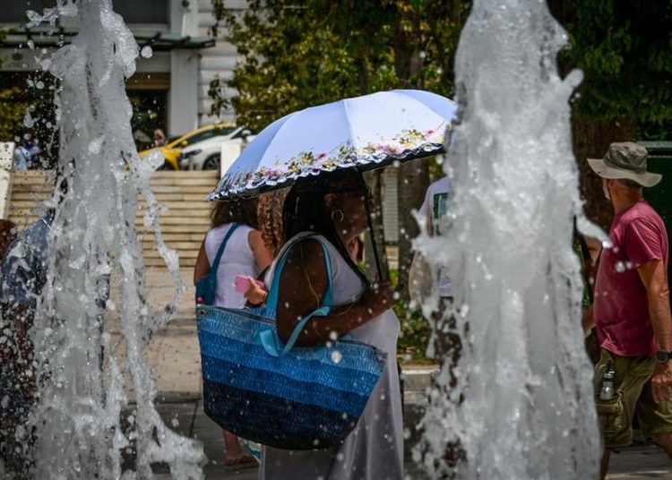 Ξένα ΜΜΕ: Προειδοποιούν τουρίστες για τους καύσωνες στην Ελλάδα-Δύσκολο το καλοκαίρι