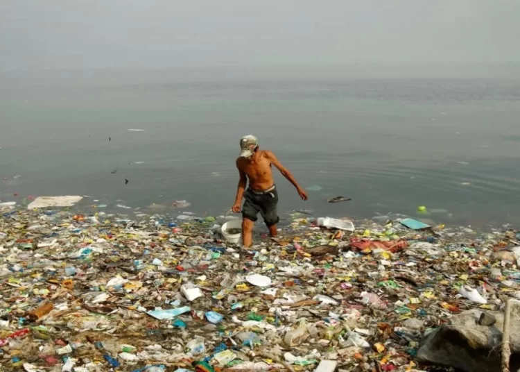 SOS για τους ωκεανούς – Μπουκάλι στα Κύματα: Μια Οδύσσεια από πλαστικό