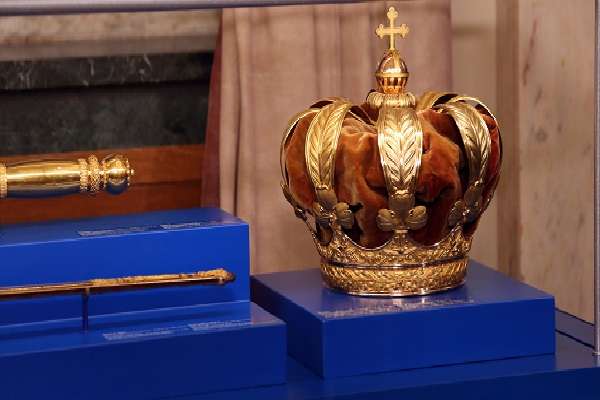 Στην Βουλή εκτίθενται για πρώτη φορά τα βασιλικά εμβλήματα