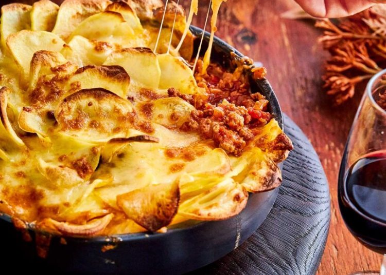 Τριαντάφυλλο πατάτας με κιμά και τυριά