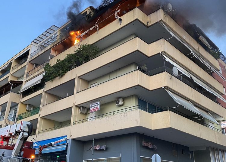ΠΥΡΓΟΣ: Φωτιά κατέστρεψε ολοσχερώς διαμέρισμα στο κέντρο της πόλης