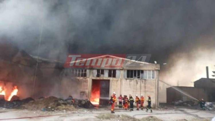 Τοξικό νέφος από φωτιά στη Πάτρα πνίγει τη Δυτική Πελοπόννησο