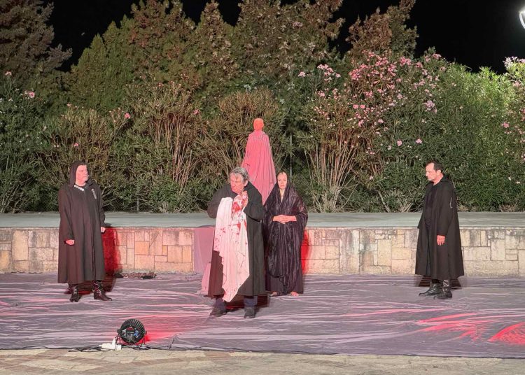 Κέρδισε τις εντυπώσεις η «Ανδρομάχη» στο θέατρο Καβασίλων