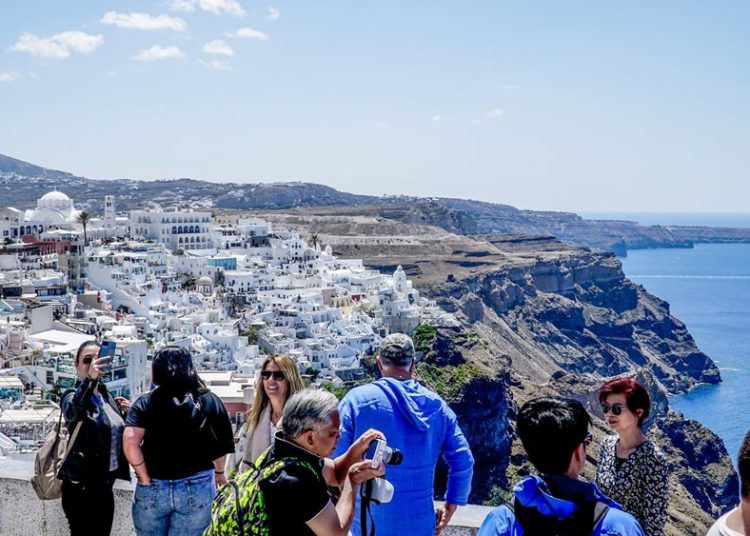 Εκατομμύρια τουρίστες στην Σαντορίνη από την κρουαζιέρα – Λίγα τα έσοδα