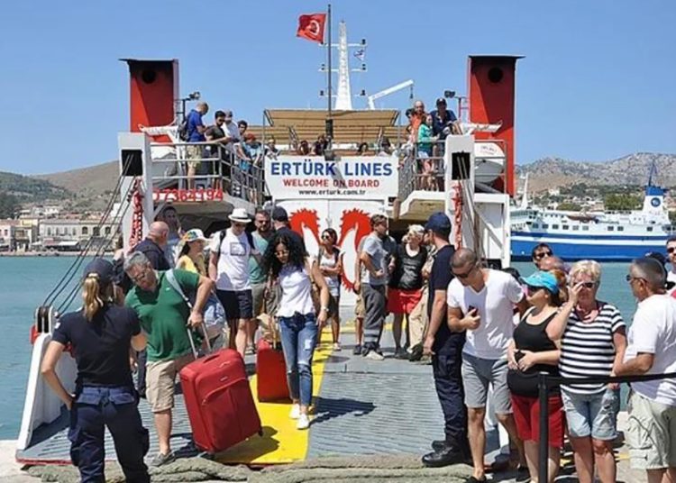 Οι Έλληνες σπίτι τους, οι Τούρκοι πάνε στα ελληνικά νησιά γιατί είναι φθηνά