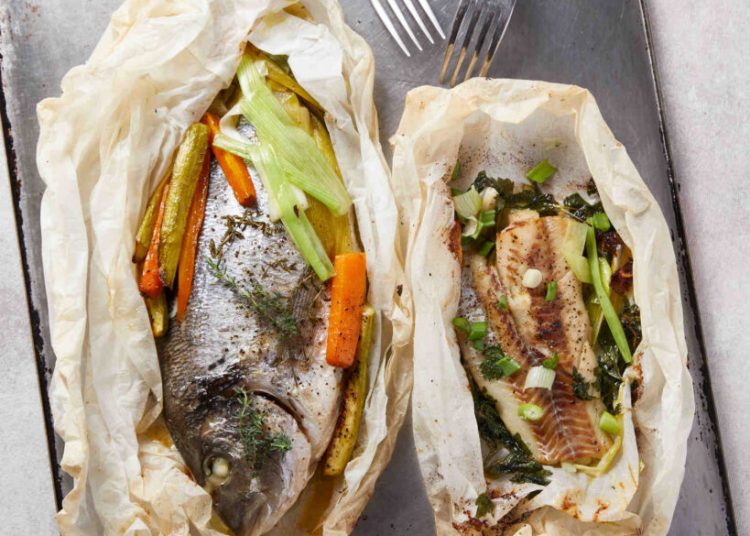 Όλα στη λαδόκολλα: 5 light συνταγές κρεατικών & ψαρικών