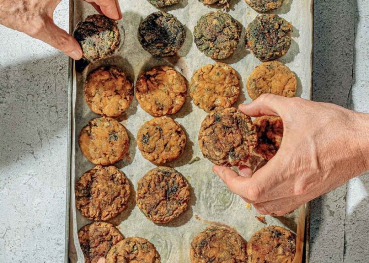 Χορτοκεφτέδες με καλοκαιρινά χόρτα στον φούρνο