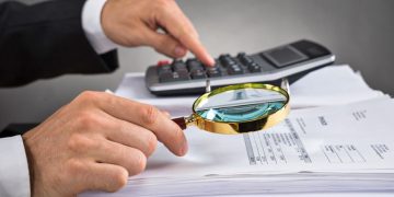 «Καταιγίδα» κατασχέσεων τραπεζικών λογαριασμών από την Εφορία – Τι πρέπει να προσέχουν οι φορολογούμενοι