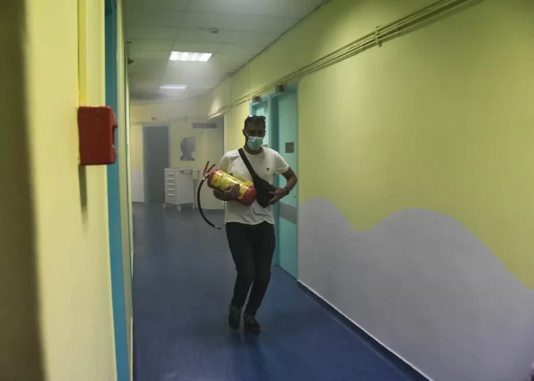 Φωτιά στην Πάτρα: Στις φλόγες ο τρίτος όροφος του Καραμανδάνειου – Έκτακτη σύσκεψη στο νοσοκομείο