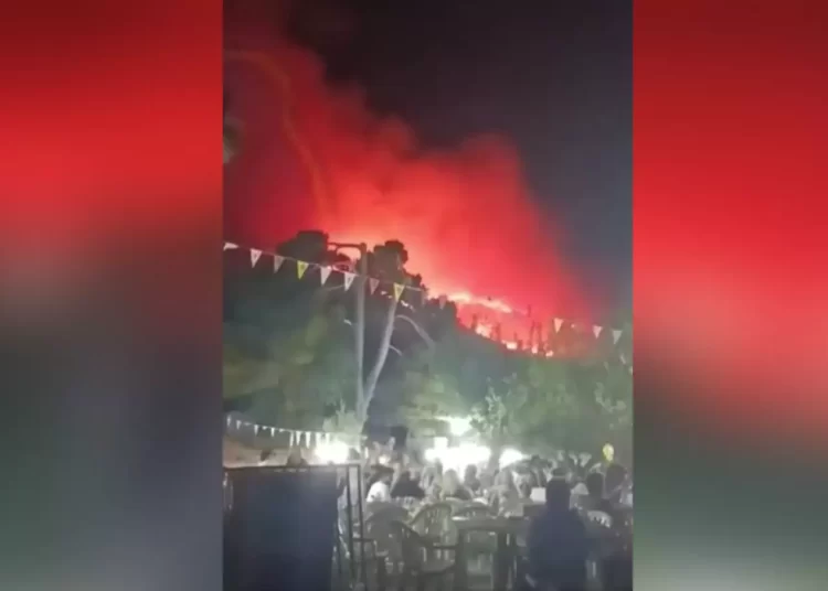 Ζάκυνθος: Την ώρα της μεγάλης φωτιάς κάποιοι διασκέδαζαν σε πανηγύρι με «φόντο» τις φλόγες