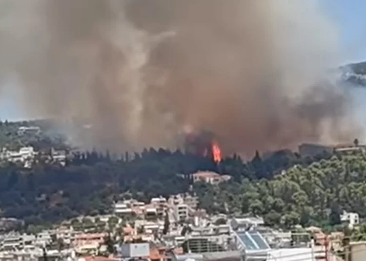 Κλειστό μέχρι νεωτέρας το Καραμανδάνειο νοσοκομείο – Κάηκαν σπίτια και αυτοκίνητα