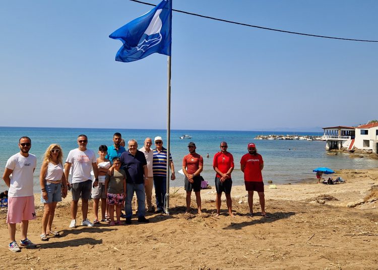 Κυματίζει η Γαλάζια Σημαία στις παραλίες Θινών, Γλύφας και Αρκούδι