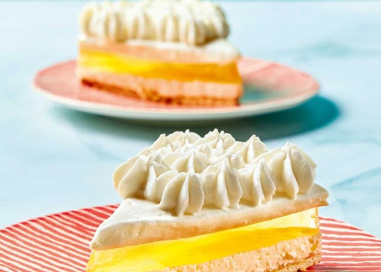 Γλυκό ψυγείου με ζελέ, σε μορφή τούρτας