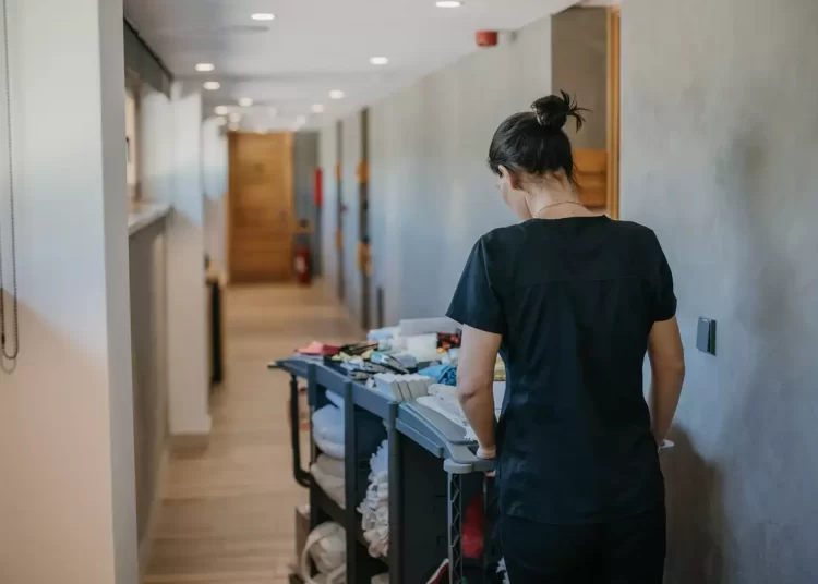 Κατατέθηκε τροπολογία στη Βουλή για τη δημιουργία δωματίων προσωπικού στα ξενοδοχεία