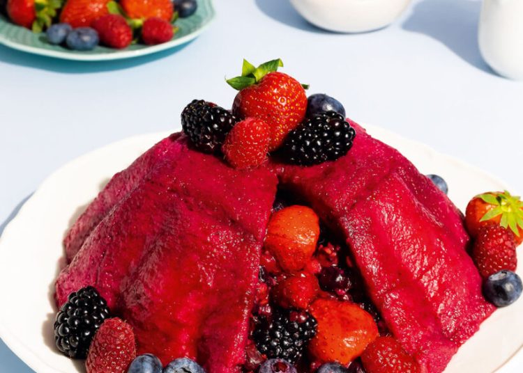 Καλοκαιρινή πουτίγκα με ψωμί και φρούτα