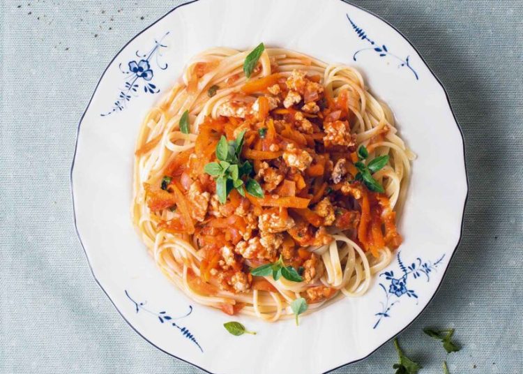 Λινγκουίνι με κιμά κοτόπουλου