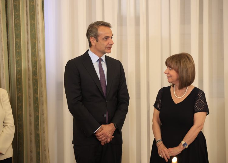 Σε ταραγμένα νερά η ΝΔ-Βουλευτές δεν θέλουν επανεκλογή της Σακελλαροπούλου