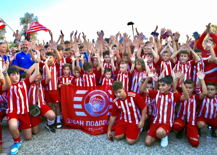 “Ερυθρόλευκη τρέλα” και στην Κουρούτα για τα ευρωπαϊκά τρόπαια του Ολυμπιακού – Θα έρθουν και στον Πύργο