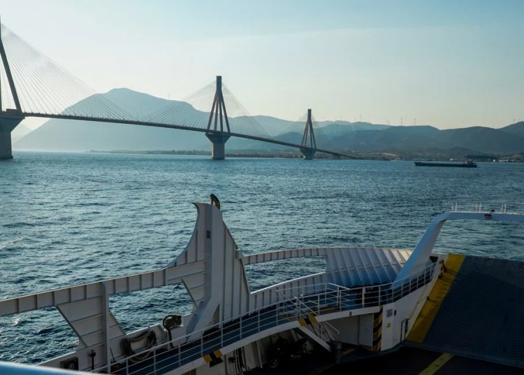 Ρίο – Αντίρριο: Η ακριβή γέφυρα… ξαναγεμίζει τα καραβάκια