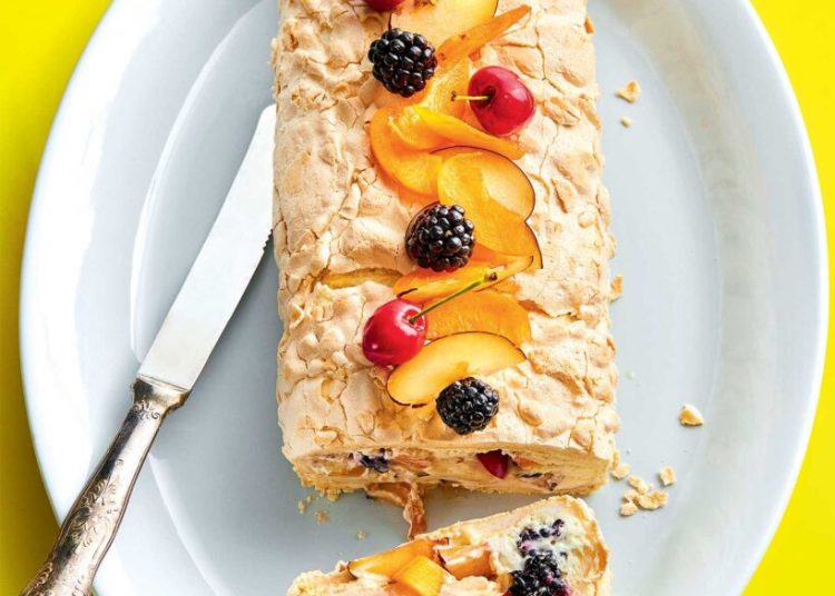 Ρολό μαρέγκας με καλοκαιρινά φρούτα