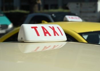 Ταξί: Υποχρεωτική σήμανση για πληρωμές με POS – Τα πρόστιμα για το “αυτοκόλλητο”