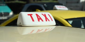 Ταξί: Υποχρεωτική σήμανση για πληρωμές με POS – Τα πρόστιμα για το “αυτοκόλλητο”