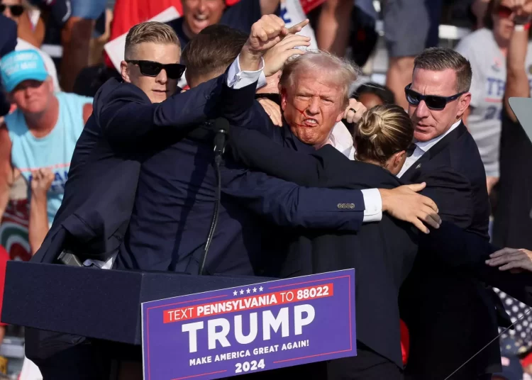 Ντόναλντ Τραμπ: Η εικόνα του ματωμένου πολιτικού με την υψωμένη γροθιά φέρνει τα πάνω κάτω στις ΗΠΑ – Οι συνέπειες της απόπειρας δολοφονίας