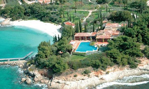 Πόρτο Χέλι: Γάμος υπερπαραγωγή για επιχειρηματία στη βίλα του Τέως Βασιλιά