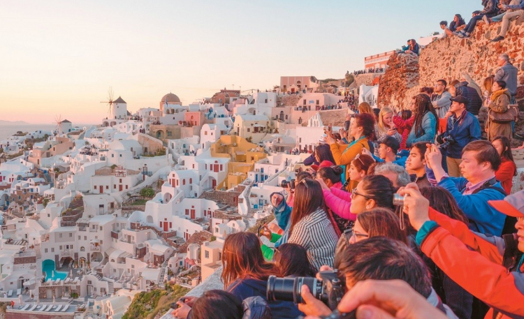 Bloomberg: Τα διάσημα ελληνικά νησιά δεν μπορούν να κρατήσουν μακριά τους τουρίστες
