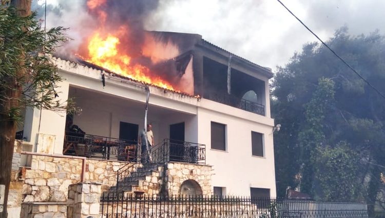 Αττική: Κόλαση φωτιάς «έκαψε» το επιτελικό κράτος -Σπίτια, αυτοκίνητα, περιουσίες παραδόθηκαν στις φλόγες