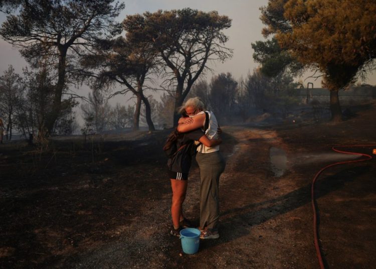 Ανεξέλεγκτη η φωτιά στην Αττική-Καίγονται σπίτια
