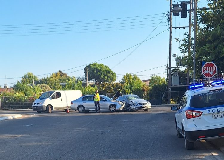 ΠΥΡΓΟΣ: Σύγκρουση επιβατικού Ι.Χ με ΤΑΞΙ στην οδό Κατακόλου