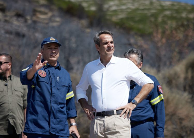 «Πυρ ομαδόν» στον πρωθυπουργό των «λίγων πληγέντων» από τη φωτιά – «Κοροϊδεύει, είναι αμετροεπής και αλαζόνας»