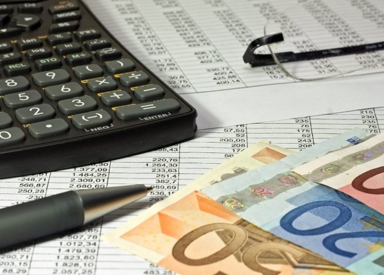 ΟΟΣΑ: Μειώθηκε 1,9% το πραγματικό εισόδημα των νοικοκυριών στην Ελλάδα το α’ τρίμηνο φέτος – Τι συνέβη στις άλλες χώρες