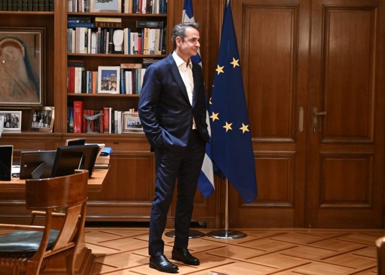 Μεγάλη φθορά για την κυβέρνηση – Παλεύει με τα άλυτα προβλήματα