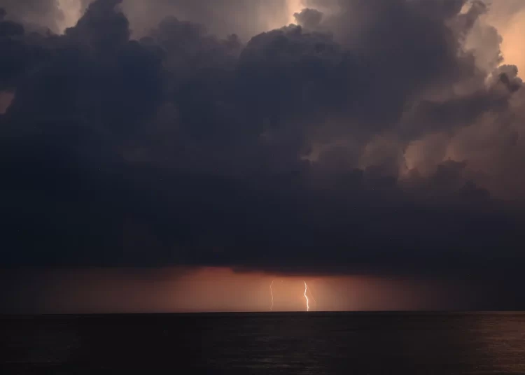 Μπουρίνια, κεραυνοί και ισχυροί άνεμοι το Σάββατο – Φόβοι για μεγάλη καταιγίδα σε Πελοπόννησο