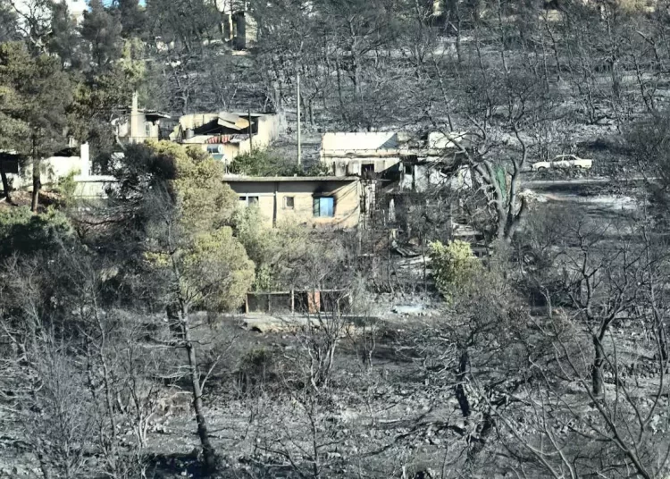 Φωτιά στην Αττική: Εικόνες βιβλικής καταστροφής – Συντρίμμια και στάχτη άφησε πίσω της η πύρινη λαίλαπα