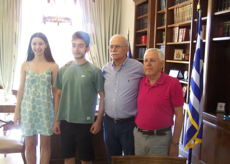 Πύργος: Ο Δήμαρχος Σ. Καννής βράβευσε Ν. Μπερκουτάκη & Μ. Δημητροπούλου που διακρίθηκαν σε μαθηματικά και φυσική