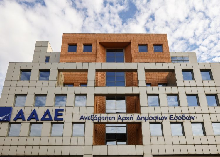ΑΑΔΕ: Τσίμπησαν συνταξιούχους και μισθωτούς με εισοδήματα κάτω από 10.000 αλλά δαπάνες πάνω και από 200.000 ευρώ