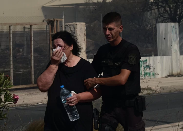 Φωτιά στη ΒΑ Αττική: Τιτάνια μάχη με τις φλόγες, «δύσκολη κατάσταση» λέει η Πυροσβεστική