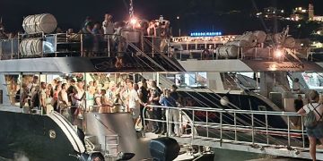 Έφτασε στο λιμάνι της Ζακύνθου το τουριστικό σκάφος “ημερόπλοιο” που έπλεε με μηχανική βλάβη