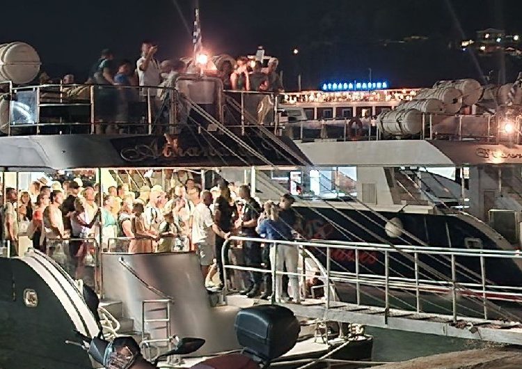 Έφτασε στο λιμάνι της Ζακύνθου το τουριστικό σκάφος “ημερόπλοιο” που έπλεε με μηχανική βλάβη